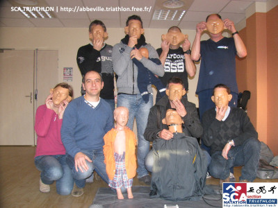 Les triathlètes à la formation PSC1